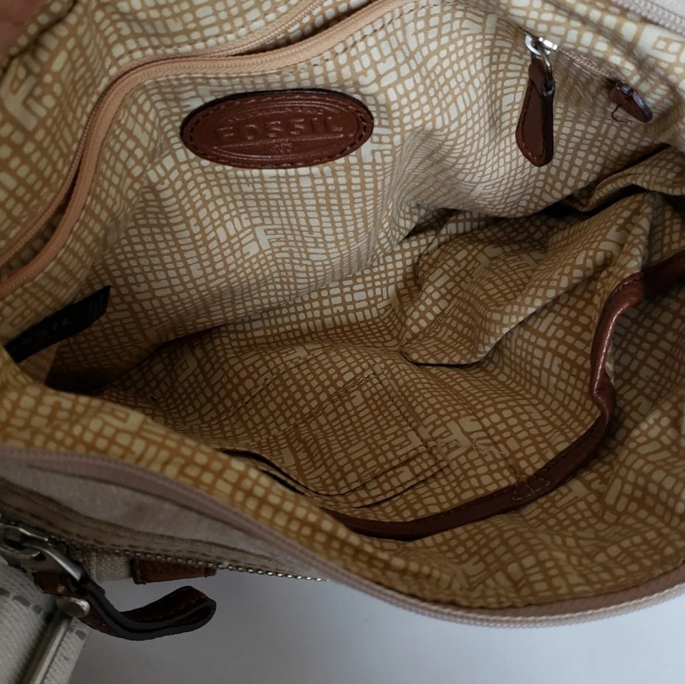 Fossil crossbody Purse. Adjustable straps - Picture 4 of 10